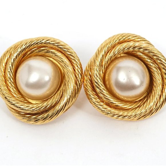 Vintage CHANEL faux pearl gold-tone clip-on earrings - Picture 4 of 7